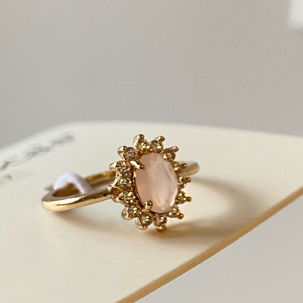 Rose ring with gold and diamond detail 🌹